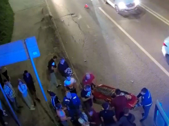 На видео попало жесткое столкновение Volkswagen и мотоцикла в центре Волгограда