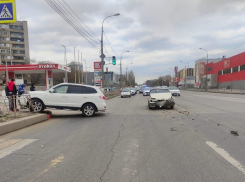 Иномарка снесла капот «Ладе» возле заправки в центре Волгограда: видео