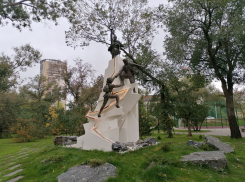 Недоделанную скульптуру с помпой презентовали волгоградцам от лица успешных бизнесменов