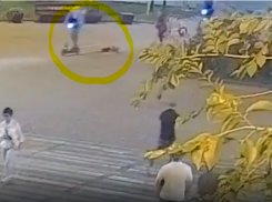 Парень на электросамокате сбил 3-летнюю малышку и уехал в Волгограде - видео