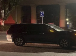 В тусовочном центре Волгограда бесправник на мопеде влетел в Hyundai Palisade 