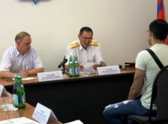 Жители Волжского пожаловались Музраеву на невыплату зарплат