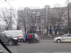 SsangYong протаранил скорую помощь на севере  Волгограда