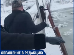 Убийственная дорога до школы: на видео показали, как жители поселка добираются через реку в Волгоградской области