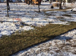 В мороз и снег коммунальщики Волгограда кладут газон