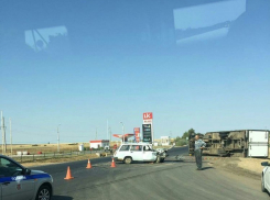 На трассе под Волгоградом столкнулись грузовик и две легковушки
