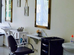 Парикмахер в салоне обслуживала мертвого клиента под Волгоградом