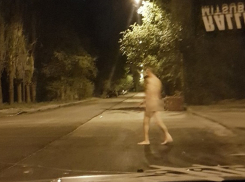 На видео попал голый мужчина, расхаживающий по ночным улицам Волжского