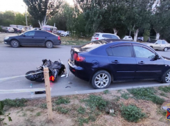 Водитель 50+ влетел на скутере в припаркованную Mazda в Волгограде