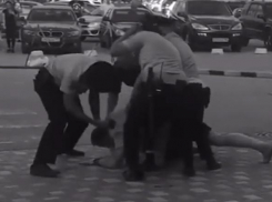 Опубликовано видео разборки троих полицейских с неадекватным мужчиной у ТРК «КомсоМОЛЛ» 