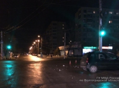 На севере Волгограда автоледи на иномарках не поделили дорогу