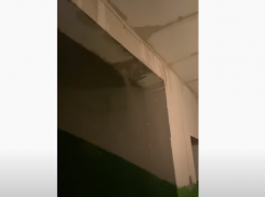 Жильцы многоэтажки в Кировском районе Волгограда сняли на видео страшный потоп после ливня