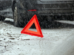 В Волгоградской области Mitsubishi врезалась в грузовик: 2 погибли