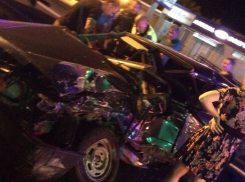 Два авто столкнулись в лоб в Волгограде: есть пострадавшие