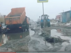 Дорожники закатали лужи в асфальт в Волгограде