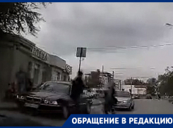 Избиение водителя сломавшейся на дороге иномарки в Волгограде попало на видео