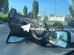 Renault перевернулся на крышу после аварии в элитном ЖК в Волгограде 