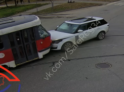 «Не трамвай — объедет!»: на видео попало ДТП с самым самоуверенным водителем Волгограда