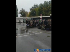 Оркестр сыграл марш «Прощание славянки» для попрощавшихся с родными мобилизованных волгоградцев