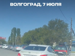 Длиннющую пробку до заправки на улице Азизбекова сняли в Волгограде на видео