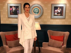 Красные губы и белый костюм: Елена Исинбаева ждет комплиментов и критики