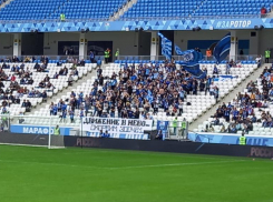 Скорбный баннер в память о погибших в ДТП детях развернули фанаты «Ротора»