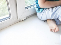 Из окна дома в Волгограде выпал 9-летний ребенок