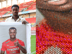 Волгоградский фанат создал из 120 тысяч бисеринок портрет футболиста «Спартака» Квинси Промеса