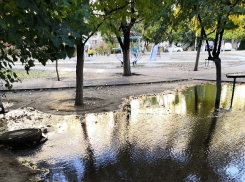 Коммунальный фонтан из канализации шесть часов топил двор в Волгограде