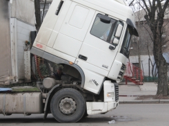 Дальнобойщик из Волгограда провел на трассе 2 суток без еды и воды 