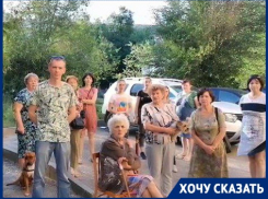 «В любой момент может рухнуть»: волгоградцы на народном сходе спасают гнилой дом от обвала 