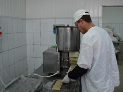 В колонии под Волгоградом осужденные готовят котлеты на продажу 