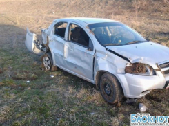 Под Волгоградом перевернулась легковушка с двумя мужчинами в салоне