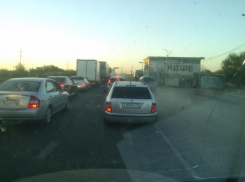 Пробка из дачников закрыла выезды из Волгограда на Саратов