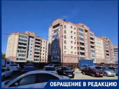 Волгоградцы добираются до остановки через дыру в заборе: показываем, как живут люди в современном ЖК