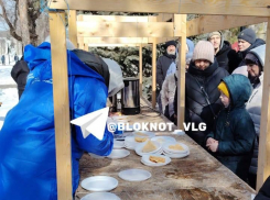Бесплатную раздачу блинов устроили в центре Волгограда – видео 