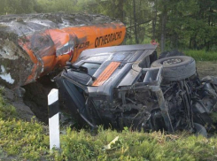 Под Волгоградом фура с нефтью перевернулась в кювет