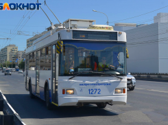 Троллейбус улетел в овраг на севере Волгограда