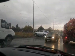 На видео попал внедорожник, протаранивший столб на Ангарском в Волгограде