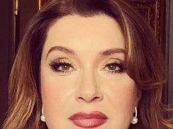 «Нити торчали и кровоточили»: Вере Сотниковой «изуродовал» лицо косметолог