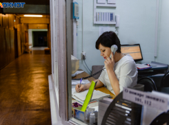 «Трубки не берут»: волгоградцы не могут записаться на приём в поликлиники
