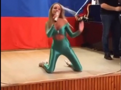 Бывшая любовь Прохора Шаляпина подняла боевой дух раненых в госпитале откровенным нарядом и эротичным танцем