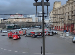 Экстренные службы собрались у здания Главпочтампа