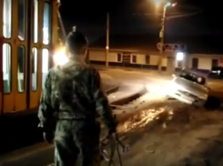 На видео попала спецоперация по спасению трамваем иномарки из ямы в Волгограде