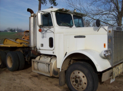 На трассе Волгоград-Сызрань возле гостиницы грузовик раздавил водителя