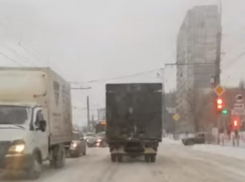 Волгоградцы опаздывают на самолет в 10-балльных пробках: видео