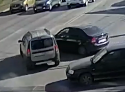 На видео попало ДТП с двумя Lada в Волгограде