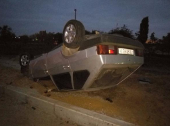 Лихач на ВАЗ-2109 перевернулся по дороге в аэропорт Волгограда 