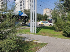 В Волгограде на Спартановке столкнулись новый троллейбус и такси