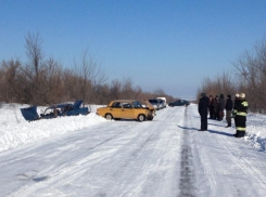 Два человека пострадали в лобовом столкновении двух ВАЗов под Волгоградом 